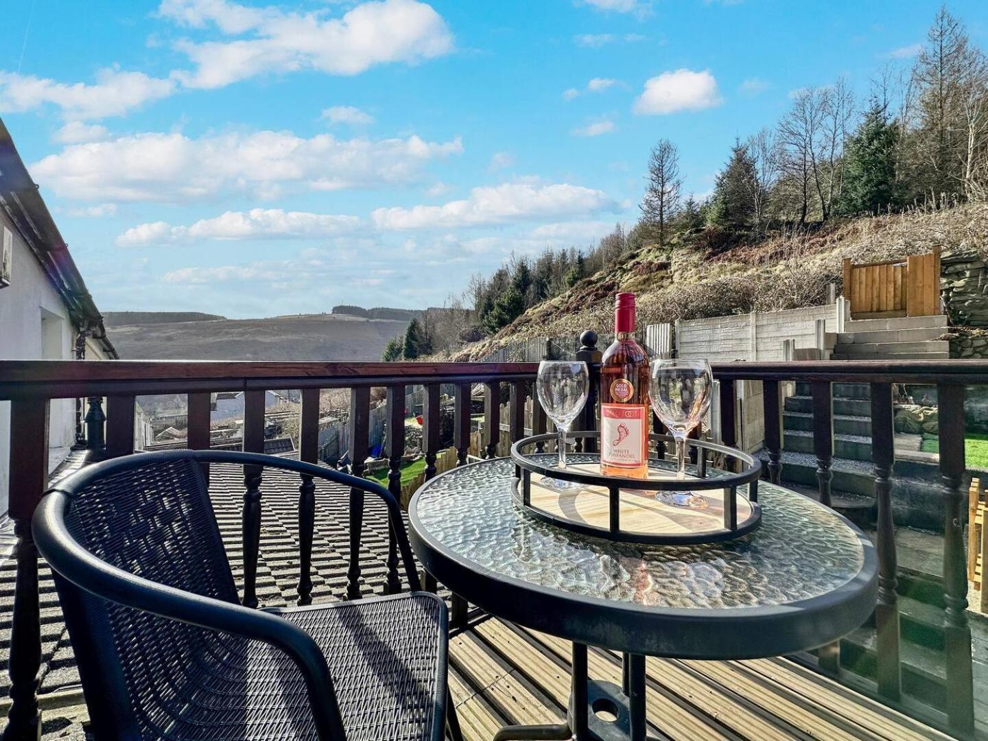 3 Bed Home In Tonypandy With Balcony View Room Llwynypia Eksteriør billede