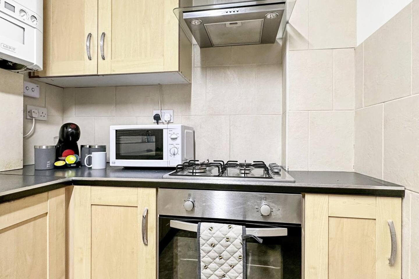 3 Bed Home In Tonypandy With Balcony View Room Llwynypia Eksteriør billede