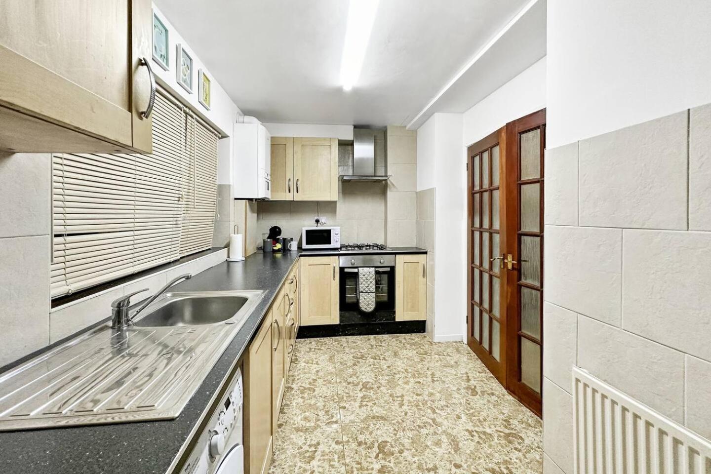 3 Bed Home In Tonypandy With Balcony View Room Llwynypia Eksteriør billede