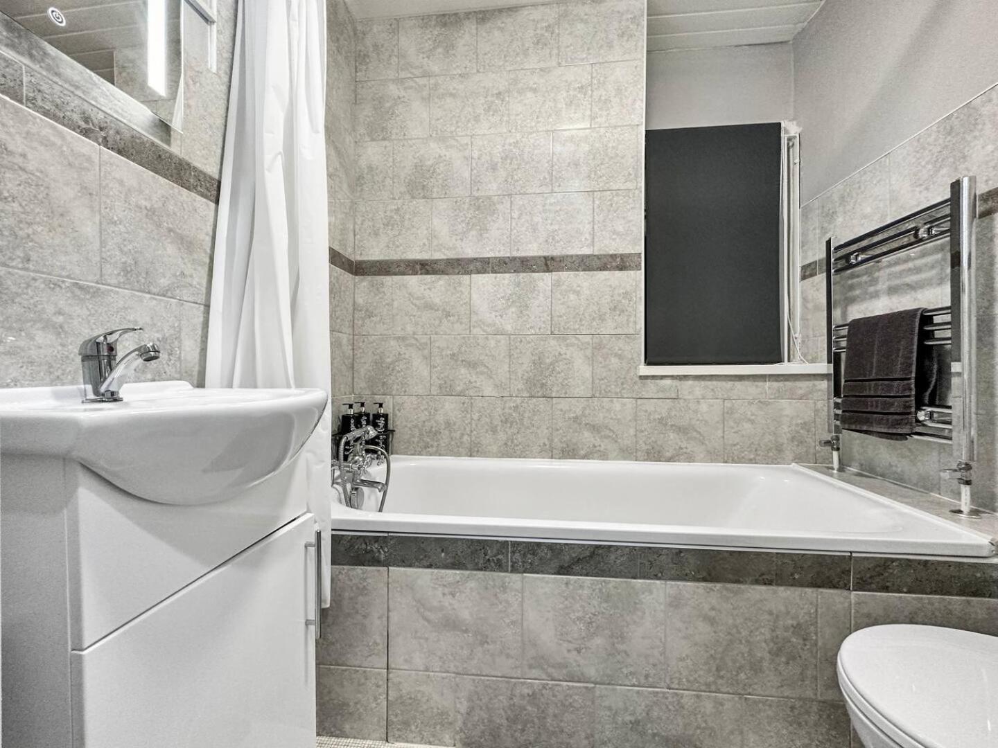 3 Bed Home In Tonypandy With Balcony View Room Llwynypia Eksteriør billede