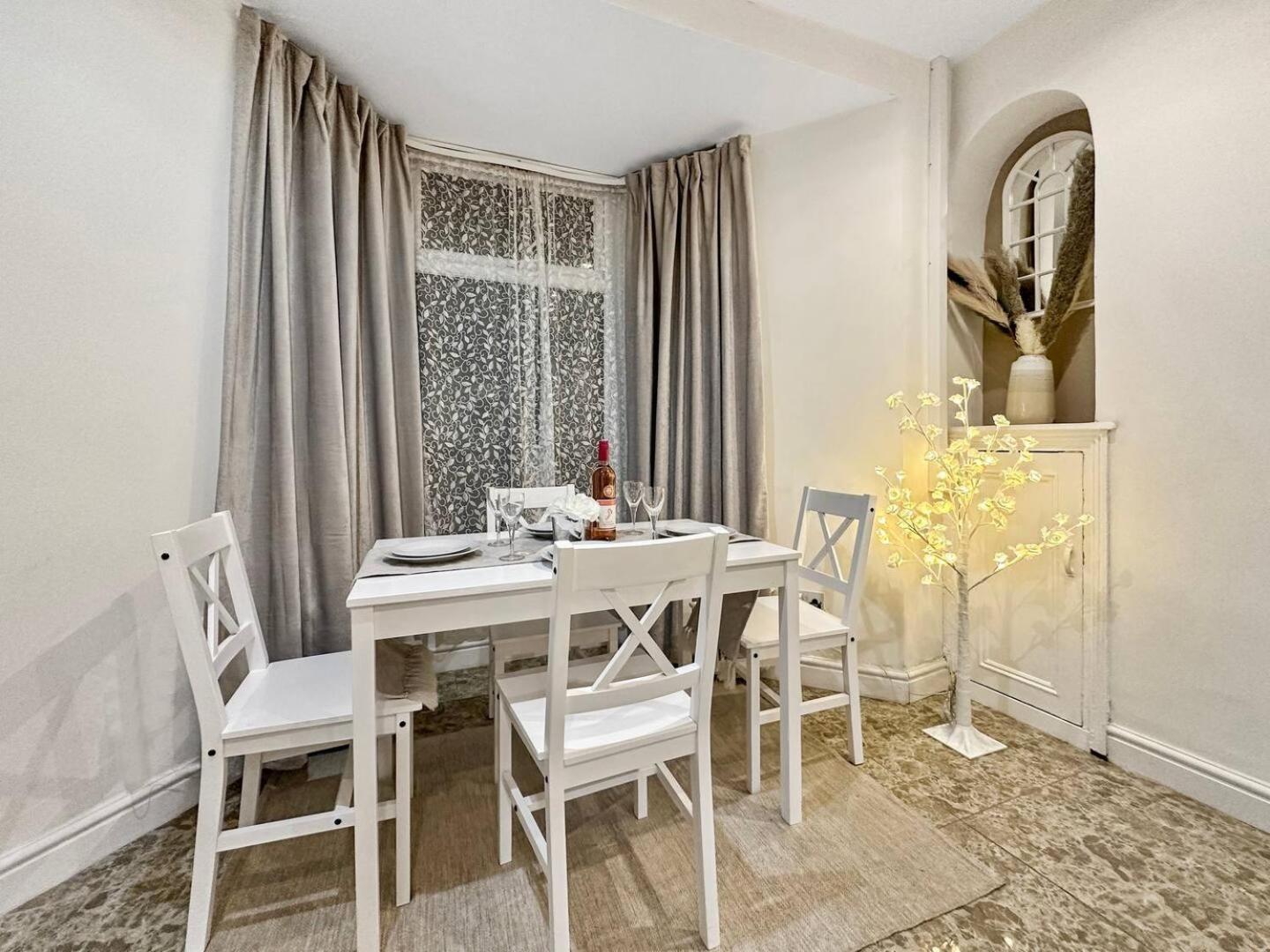 3 Bed Home In Tonypandy With Balcony View Room Llwynypia Eksteriør billede