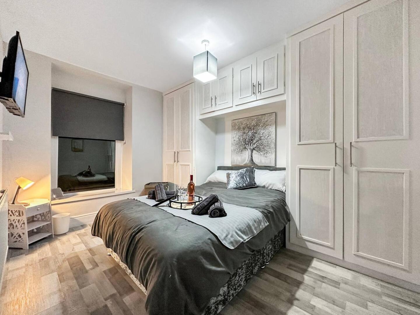 3 Bed Home In Tonypandy With Balcony View Room Llwynypia Eksteriør billede