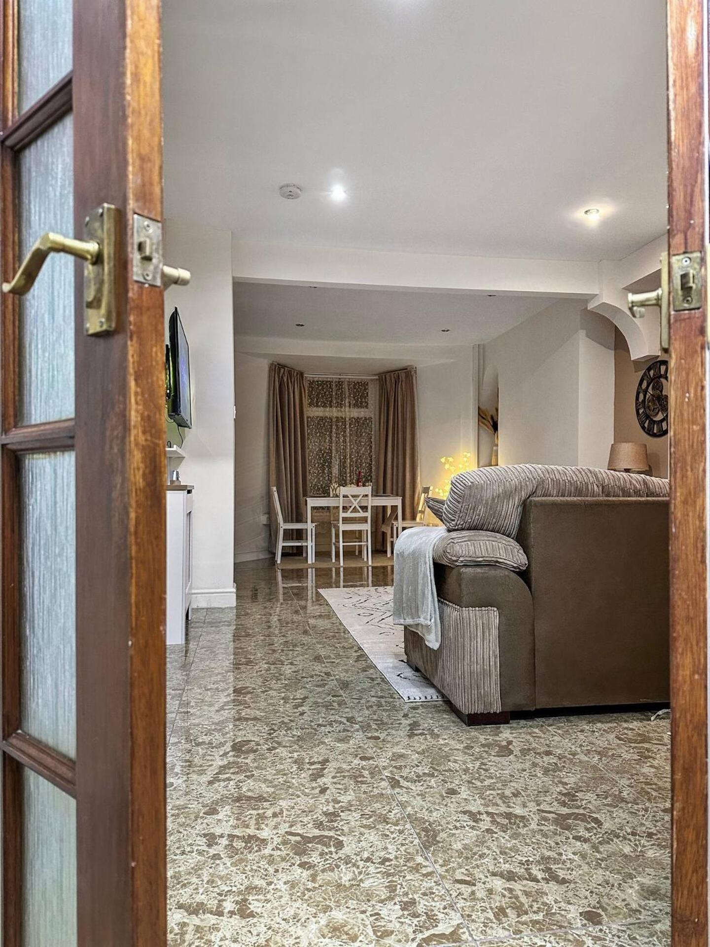 3 Bed Home In Tonypandy With Balcony View Room Llwynypia Eksteriør billede